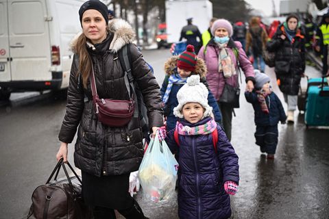 donne-in-fuga-uomini-a-combattere-ucraina-2-1646236262